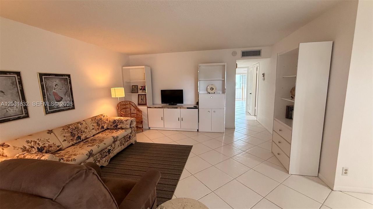 For Rent: $1,800 (2 beds, 2 baths, 910 Square Feet)