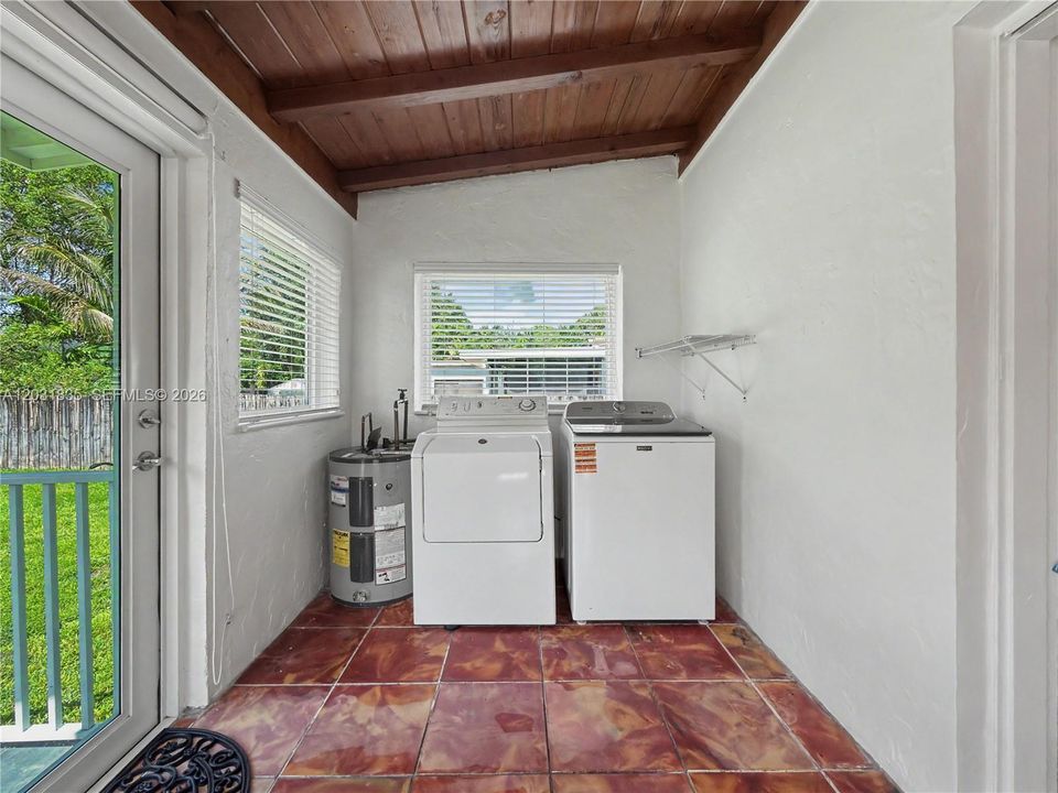 For Rent: $3,500 (2 beds, 1 baths, 1251 Square Feet)