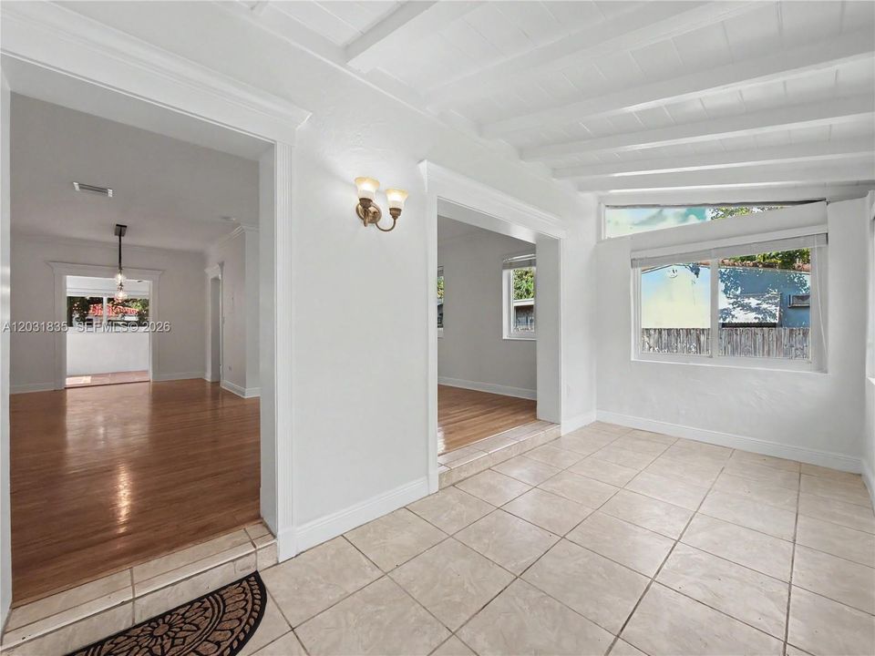 For Rent: $3,500 (2 beds, 1 baths, 1251 Square Feet)