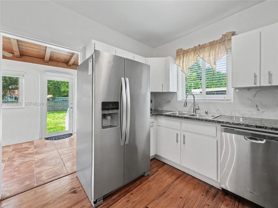 For Rent: $3,500 (2 beds, 1 baths, 1251 Square Feet)