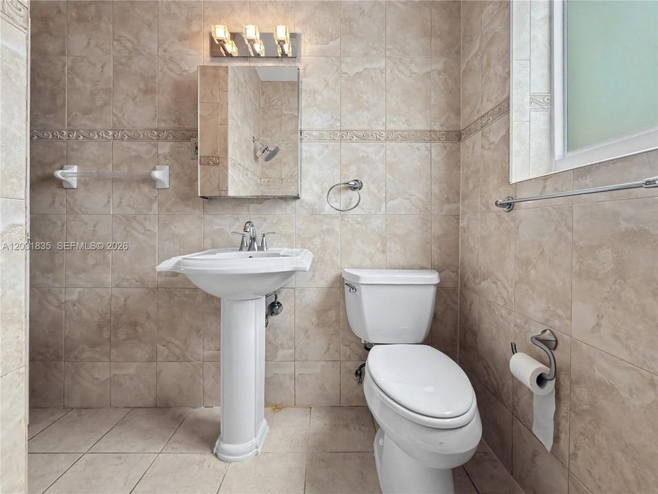 For Rent: $3,500 (2 beds, 1 baths, 1251 Square Feet)