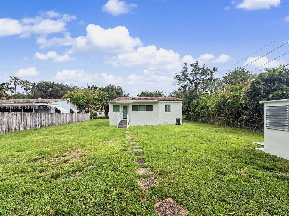 For Rent: $3,500 (2 beds, 1 baths, 1251 Square Feet)