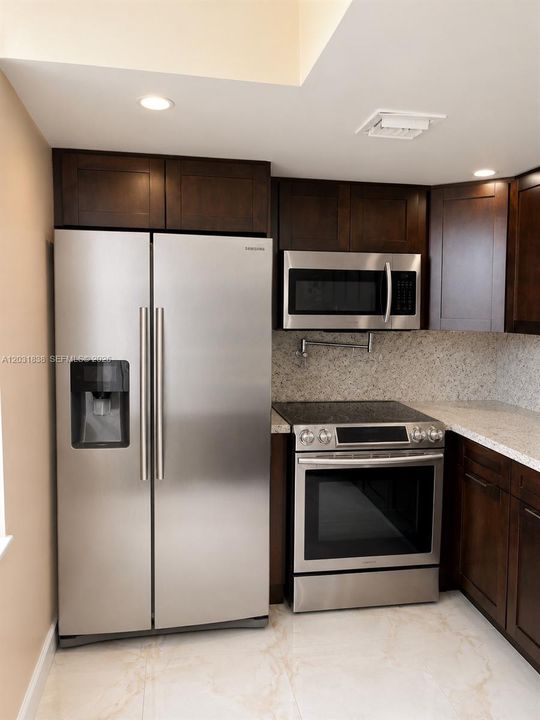 For Rent: $2,700 (2 beds, 2 baths, 1100 Square Feet)