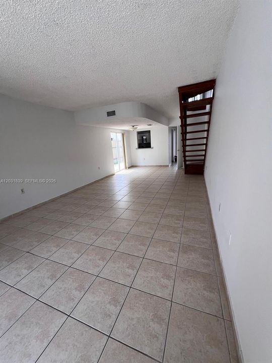В аренду: $2,800 (3 спален, 1 ванн, 1304 Квадратных фут)
