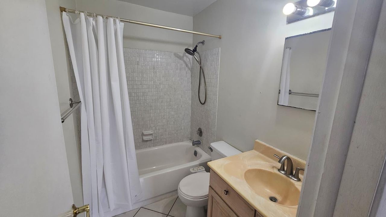 9911 SANDLEFOOT_MASTER BATHROOM 1