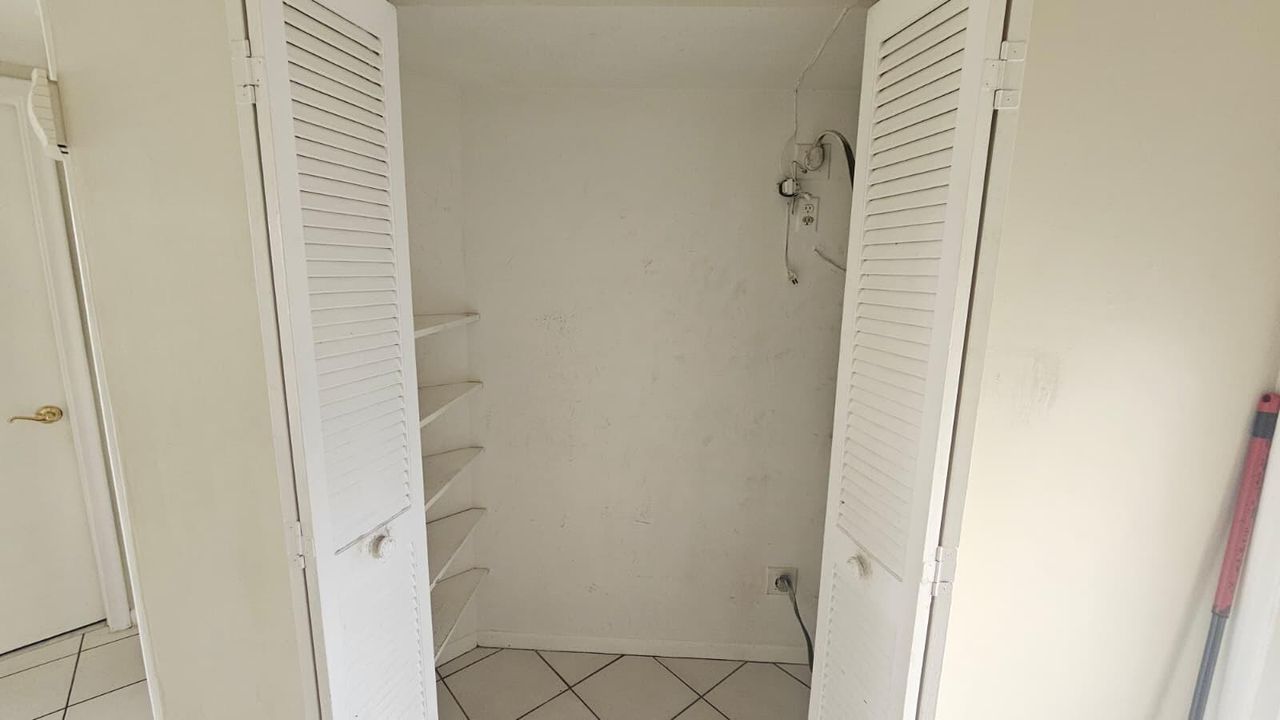 9911 SANDLEFOOT_ A C CLOSET