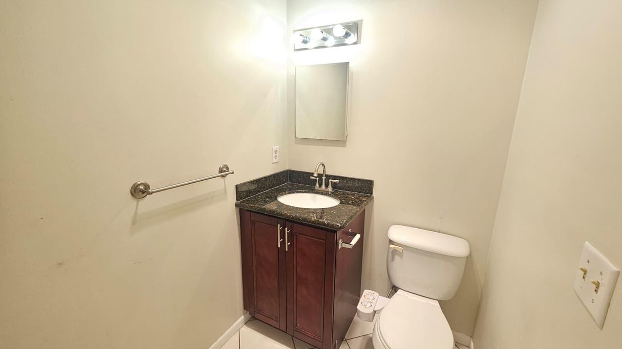 9911 SANDLEFOOT_HALF BATHROOM 2