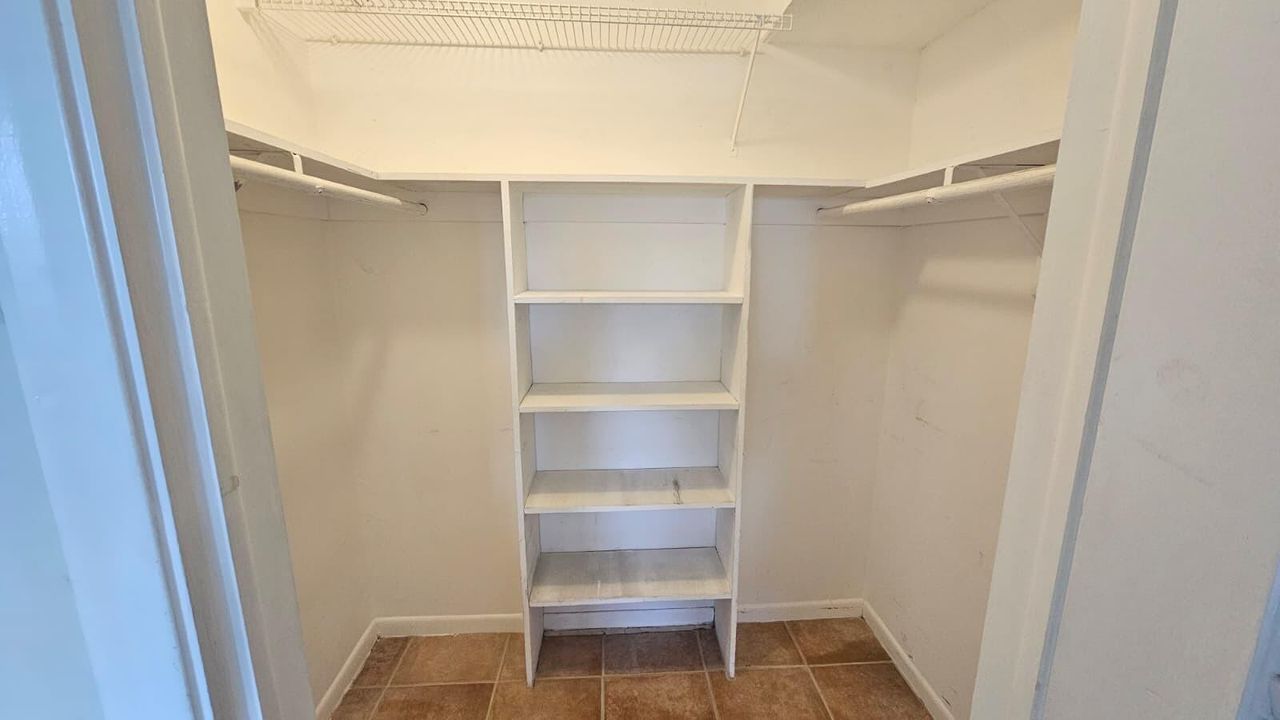 9911 SANDLEFOOT_MASTER BEDROOM CLOSET