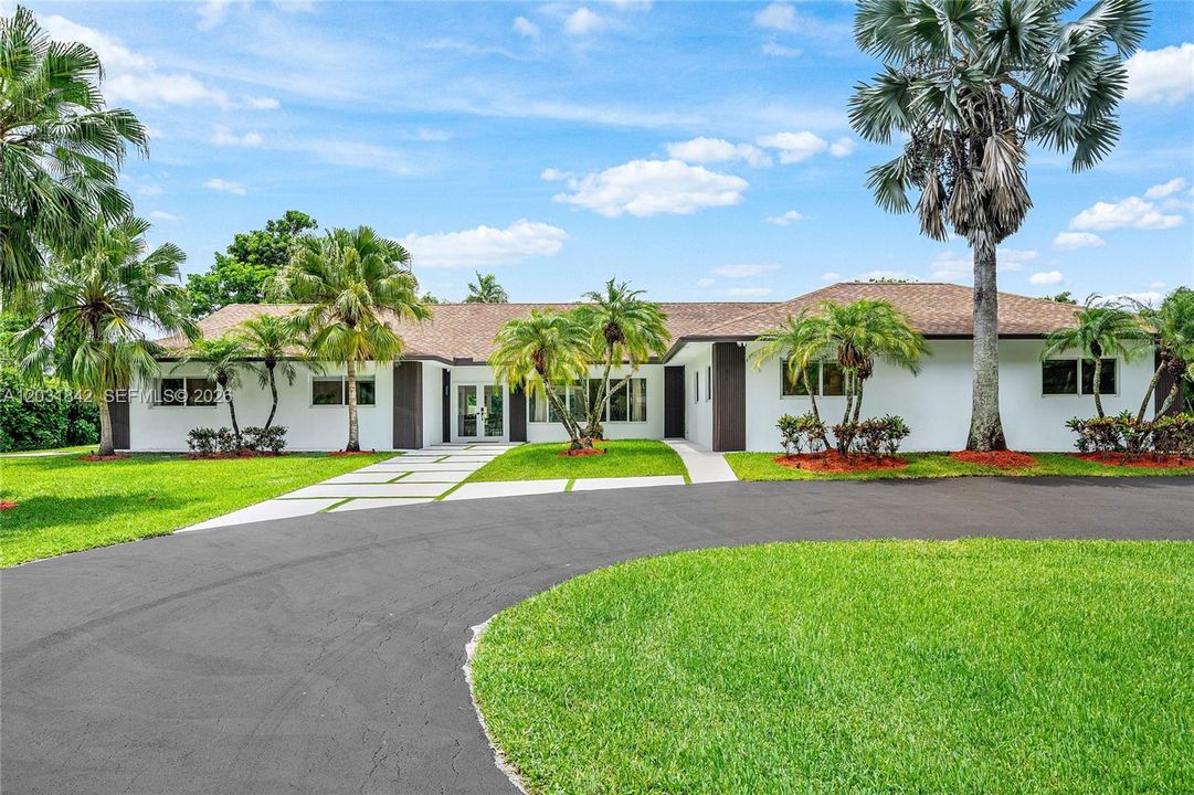 For Sale: $3,399,000 (5 beds, 5 baths, 3663 Square Feet)