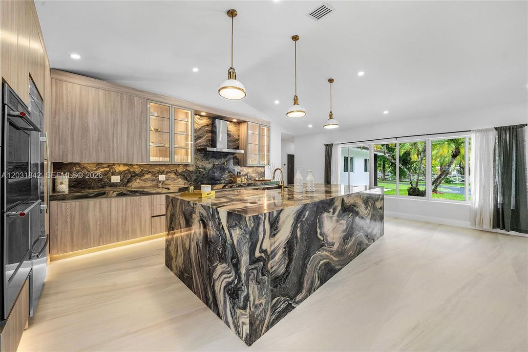 For Sale: $3,399,000 (5 beds, 5 baths, 3663 Square Feet)