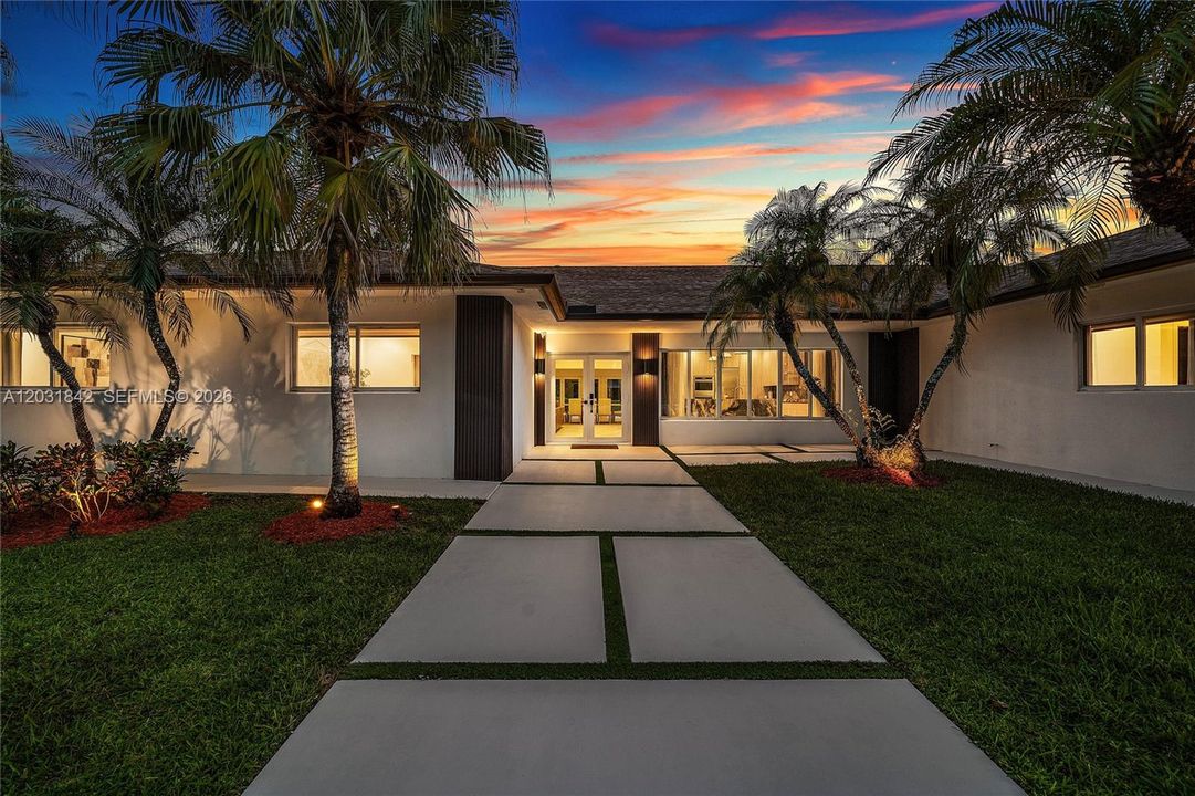 For Sale: $3,399,000 (5 beds, 5 baths, 3663 Square Feet)