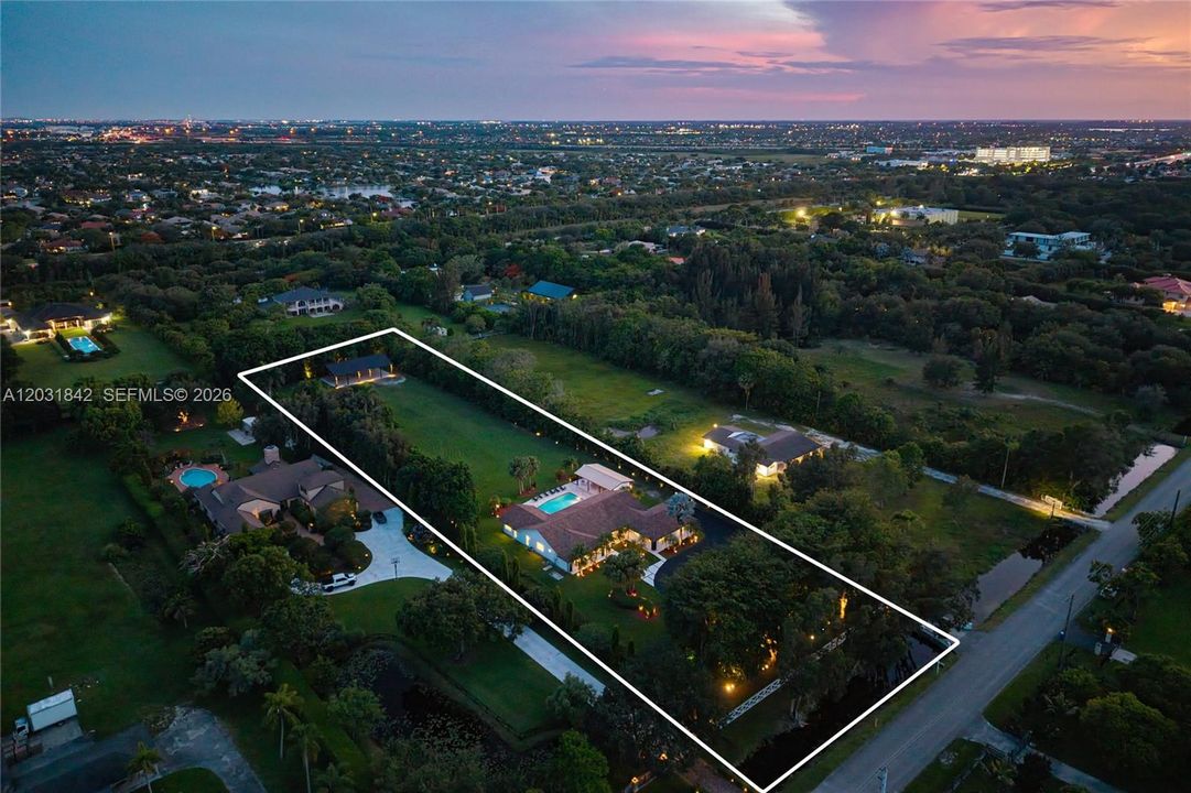 For Sale: $3,399,000 (5 beds, 5 baths, 3663 Square Feet)