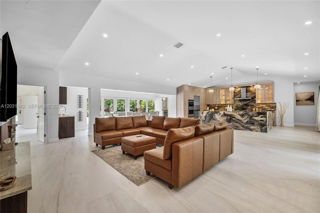 For Sale: $3,399,000 (5 beds, 5 baths, 3663 Square Feet)