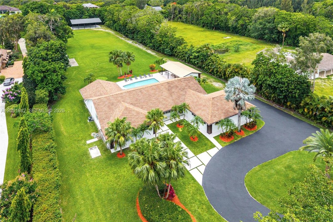 For Sale: $3,399,000 (5 beds, 5 baths, 3663 Square Feet)