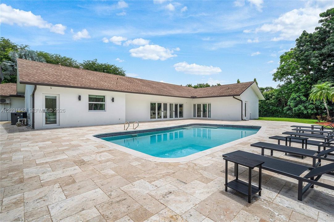 For Sale: $3,399,000 (5 beds, 5 baths, 3663 Square Feet)