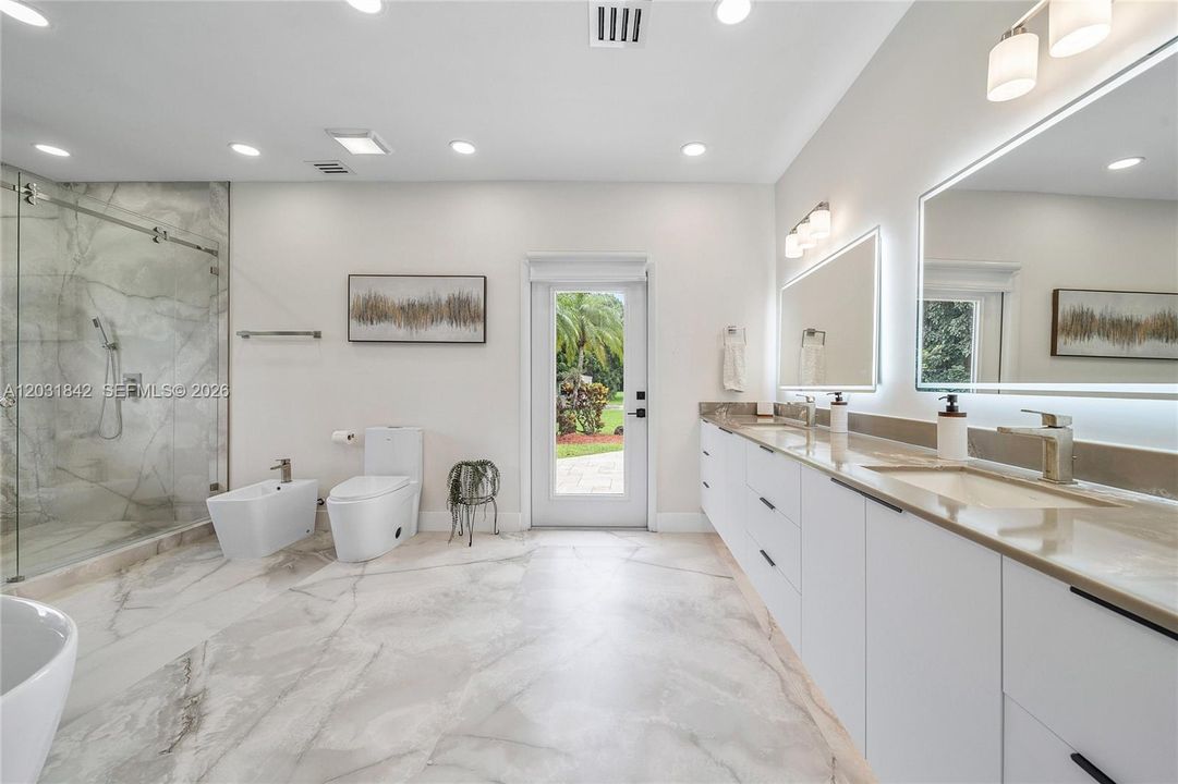 For Sale: $3,399,000 (5 beds, 5 baths, 3663 Square Feet)