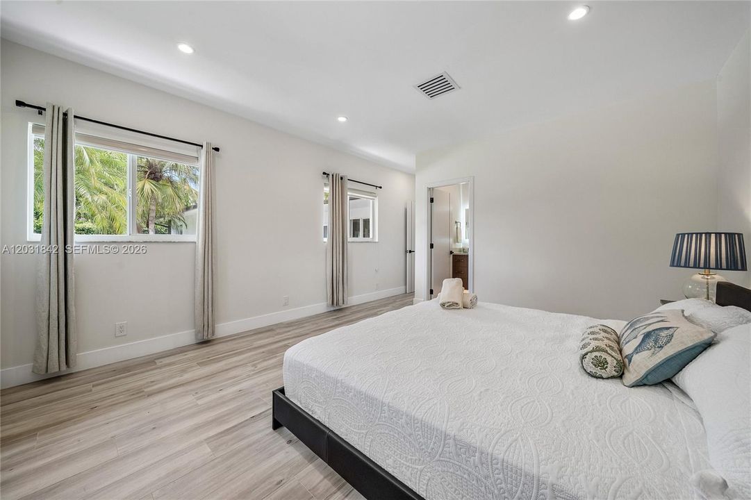 For Sale: $3,399,000 (5 beds, 5 baths, 3663 Square Feet)
