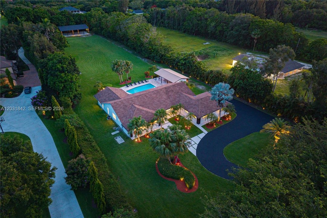For Sale: $3,399,000 (5 beds, 5 baths, 3663 Square Feet)