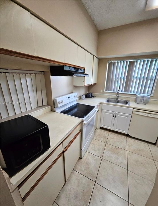 For Sale: $209,900 (2 beds, 2 baths, 807 Square Feet)