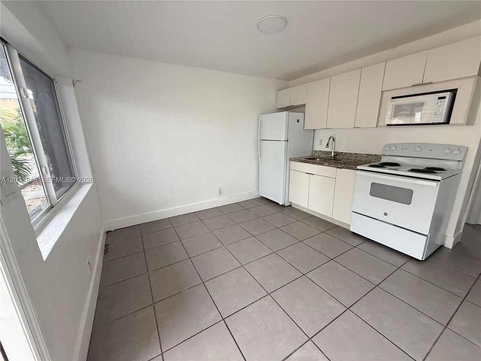 For Rent: $2,100 (2 beds, 1 baths, 775 Square Feet)