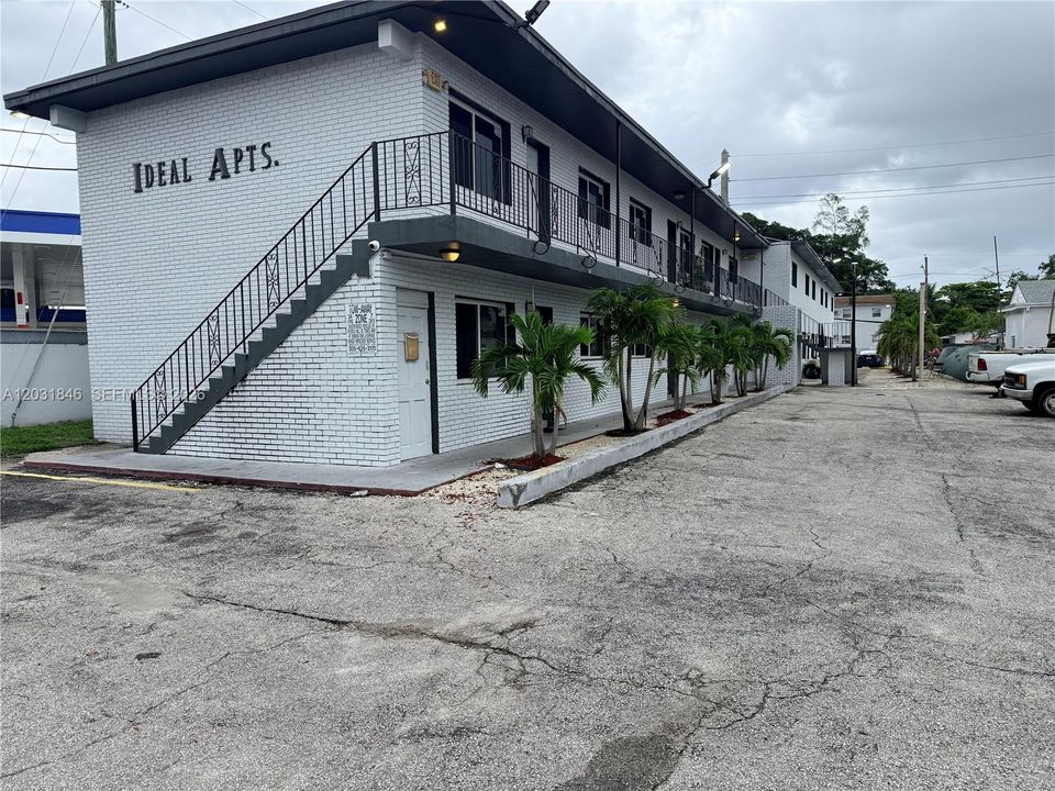 For Rent: $2,100 (2 beds, 1 baths, 775 Square Feet)