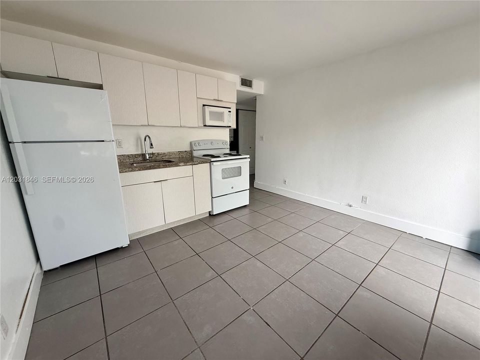 For Rent: $2,100 (2 beds, 1 baths, 775 Square Feet)