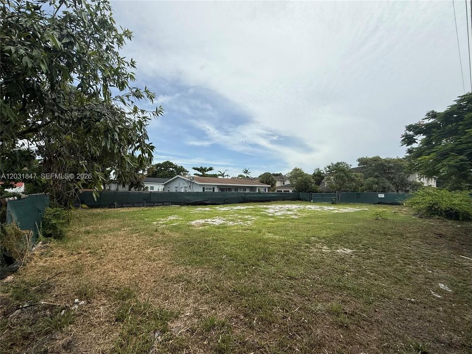 На продажу: $699,000 (0.23 acres)