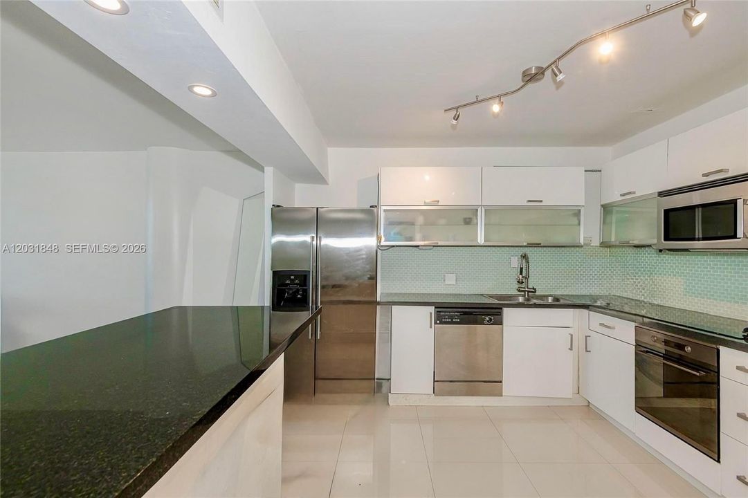 For Sale: $785,000 (2 beds, 2 baths, 1550 Square Feet)