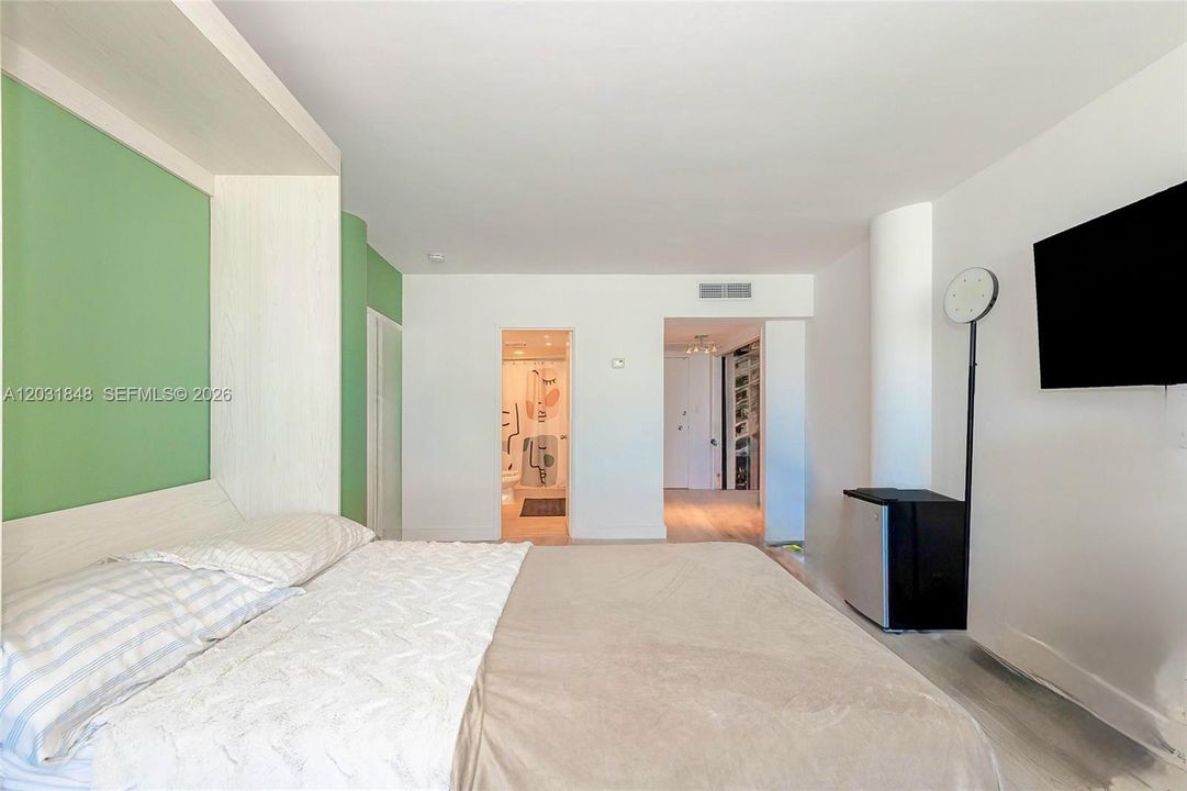 Bedroom in the second floor. It can be used as an office or for a child, with a private entrance. The connection between the first and second floor can be fully closed off, making it completely independent with no access to the main apartment.