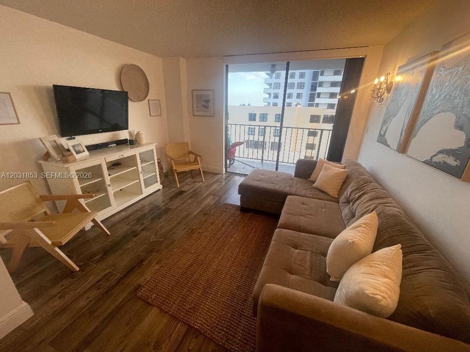 For Rent: $2,800 (1 beds, 1 baths, 956 Square Feet)