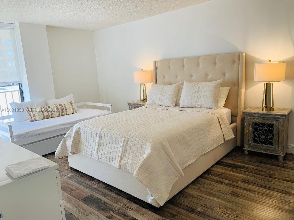 For Rent: $2,800 (1 beds, 1 baths, 956 Square Feet)