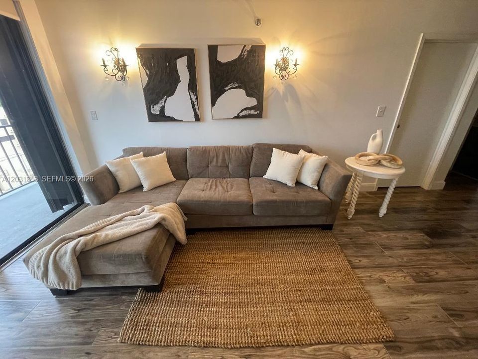 For Rent: $2,800 (1 beds, 1 baths, 956 Square Feet)