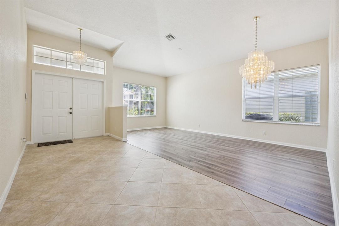 Entrance / Dining / Foyer