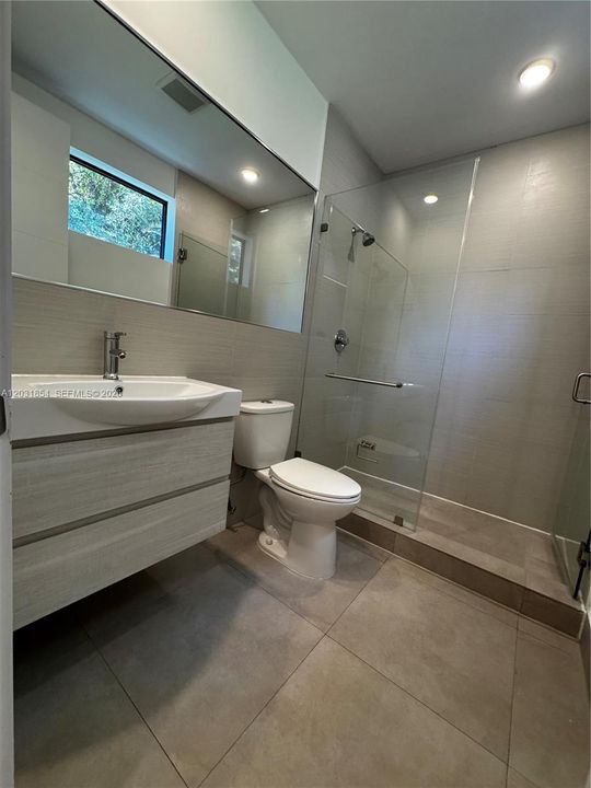 Second bedroom's bathroom