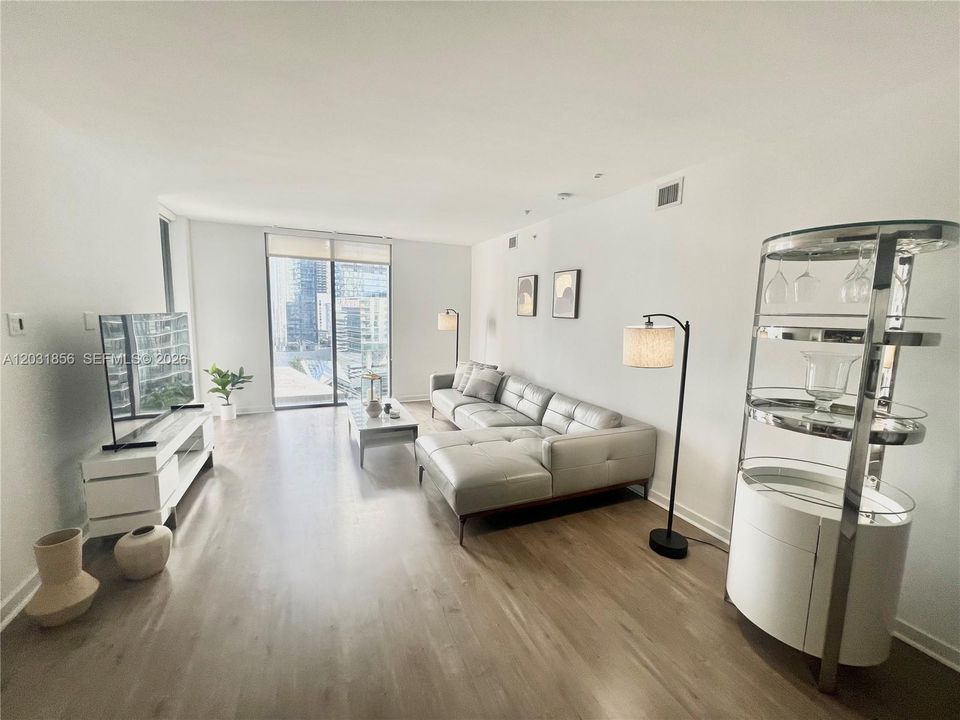 For Sale: $550,000 (2 beds, 2 baths, 1086 Square Feet)