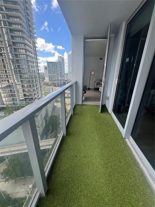 For Sale: $550,000 (2 beds, 2 baths, 1086 Square Feet)