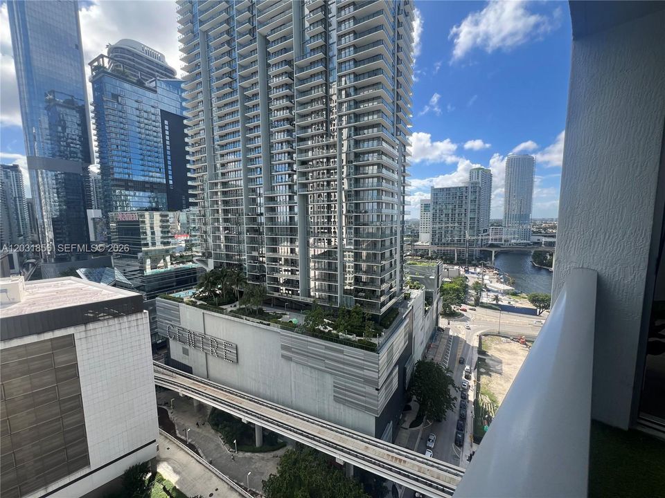 For Sale: $550,000 (2 beds, 2 baths, 1086 Square Feet)