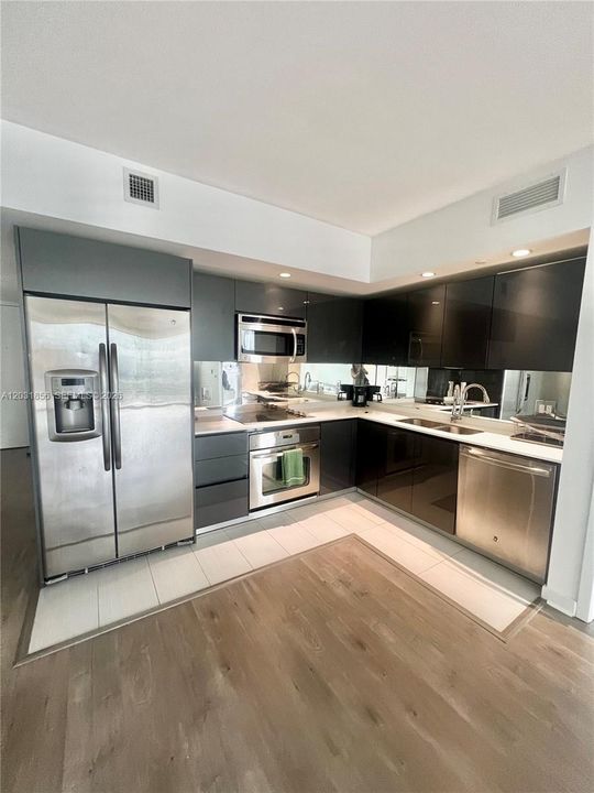 For Sale: $550,000 (2 beds, 2 baths, 1086 Square Feet)