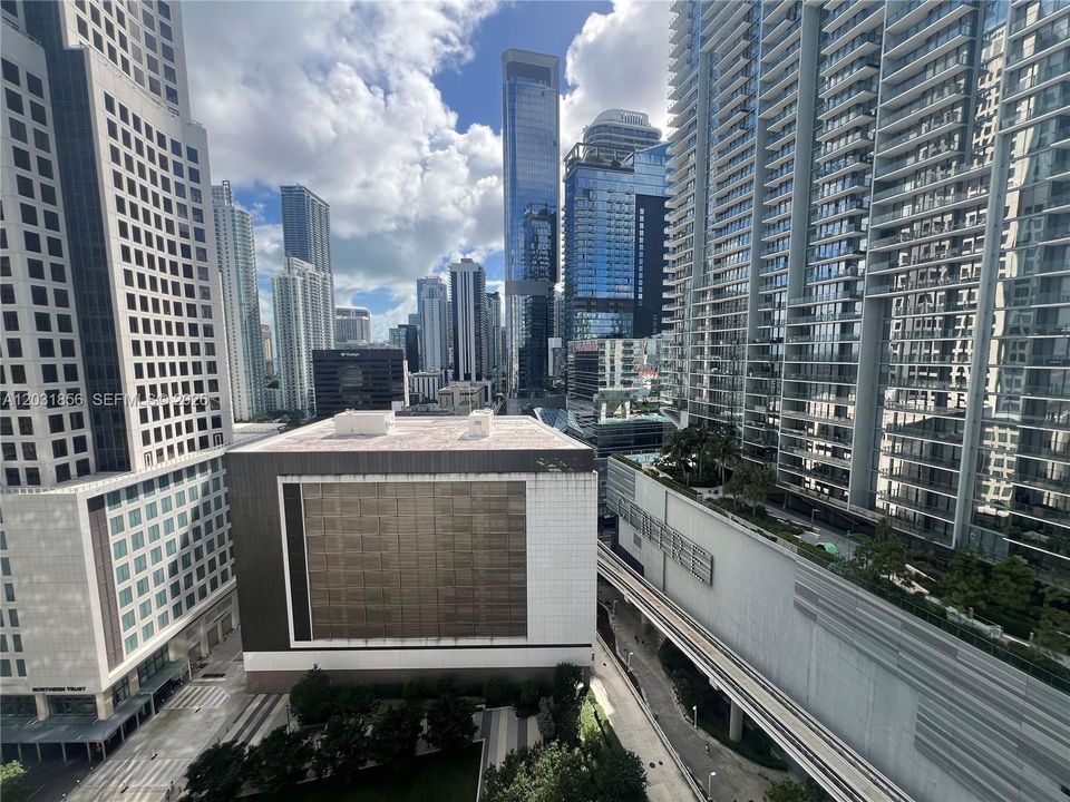 For Sale: $550,000 (2 beds, 2 baths, 1086 Square Feet)