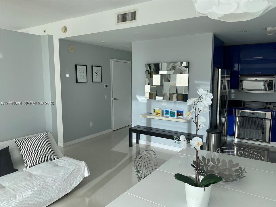 For Rent: $2,990 (1 beds, 1 baths, 585 Square Feet)