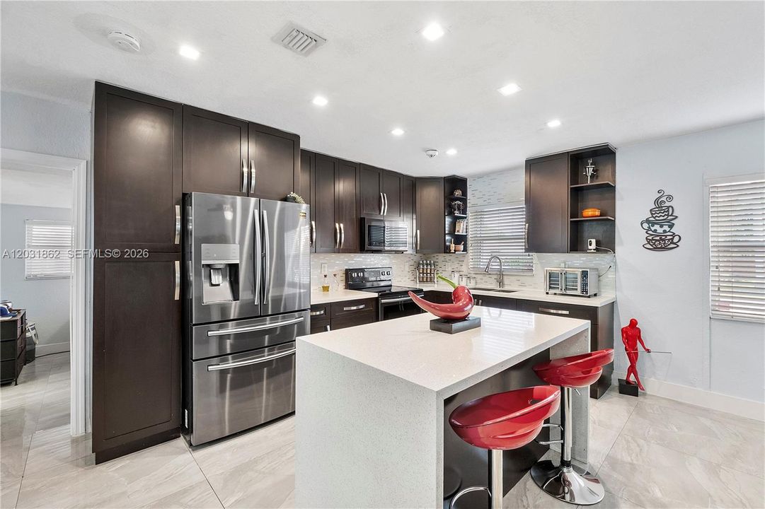 For Sale: $585,000 (3 beds, 3 baths, 784 Square Feet)