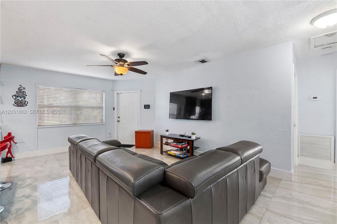 For Sale: $585,000 (3 beds, 3 baths, 784 Square Feet)