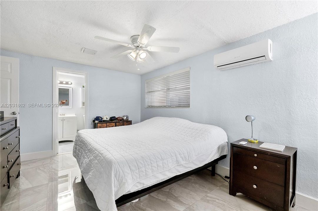 For Sale: $585,000 (3 beds, 3 baths, 784 Square Feet)