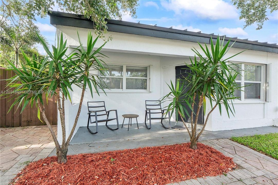 For Sale: $585,000 (3 beds, 3 baths, 784 Square Feet)