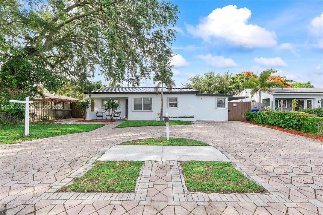 For Sale: $585,000 (3 beds, 3 baths, 784 Square Feet)
