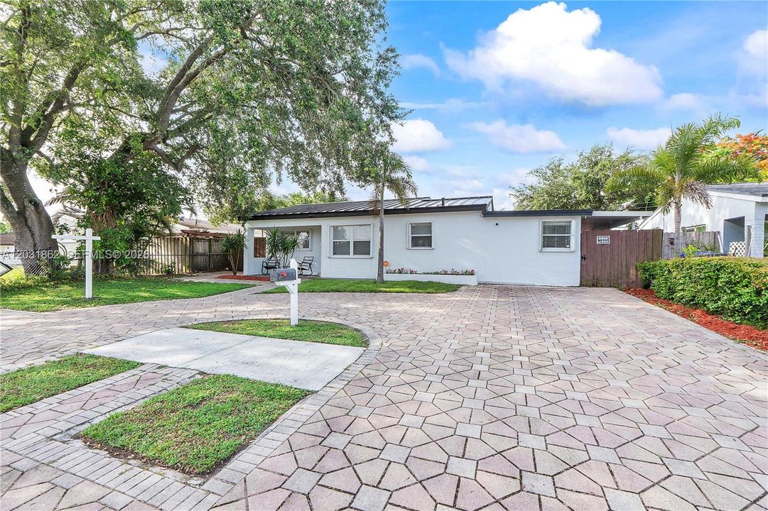 For Sale: $585,000 (3 beds, 3 baths, 784 Square Feet)