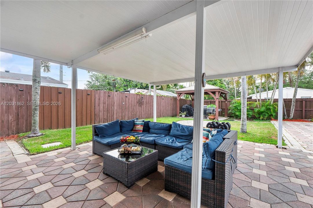 For Sale: $585,000 (3 beds, 3 baths, 784 Square Feet)