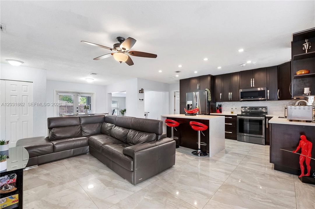 For Sale: $585,000 (3 beds, 3 baths, 784 Square Feet)