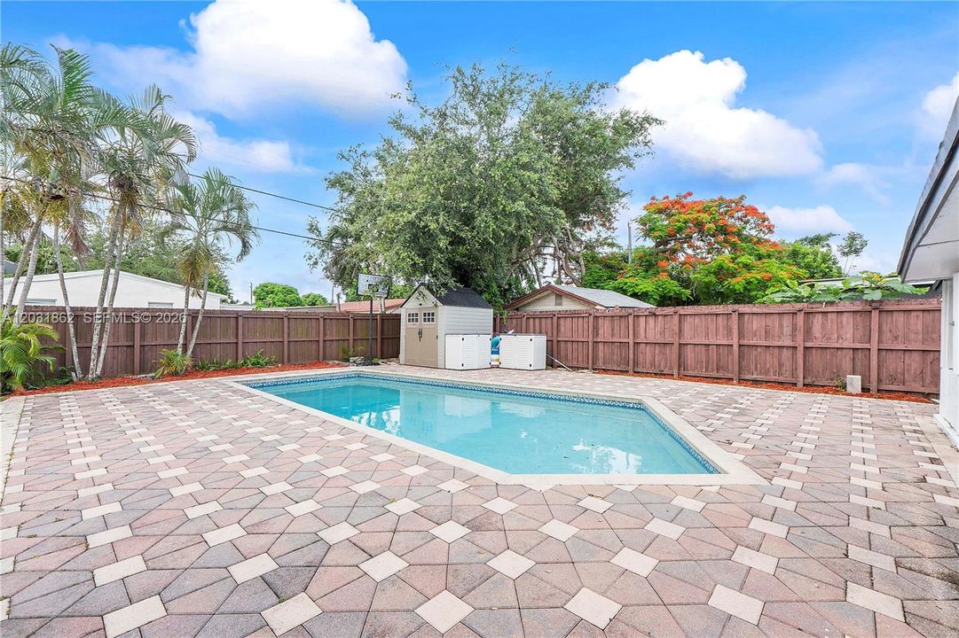 For Sale: $585,000 (3 beds, 3 baths, 784 Square Feet)