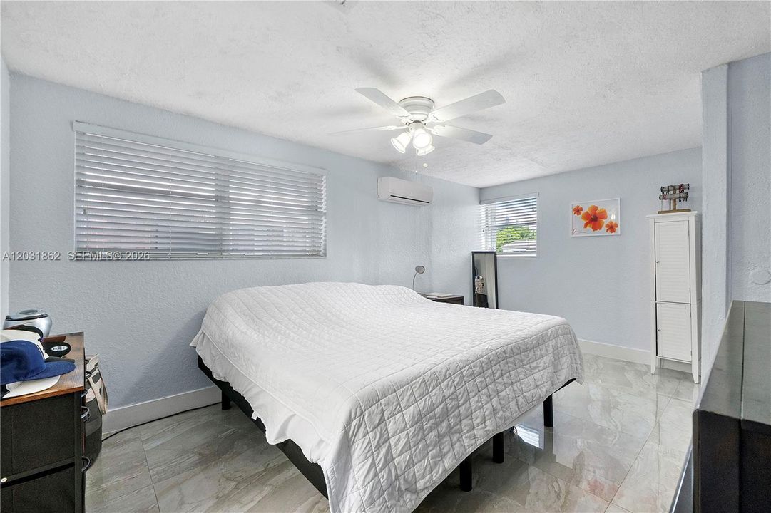 For Sale: $585,000 (3 beds, 3 baths, 784 Square Feet)